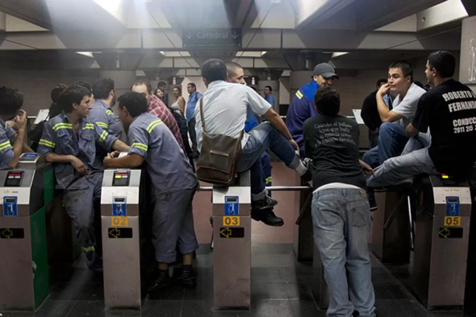 SOBRE LOS MOLINETES. La gresca sindical provocó el paro del servicio. FOTO TOMADA DE INFOBAE.COM / ADRIAN ESCANDAR