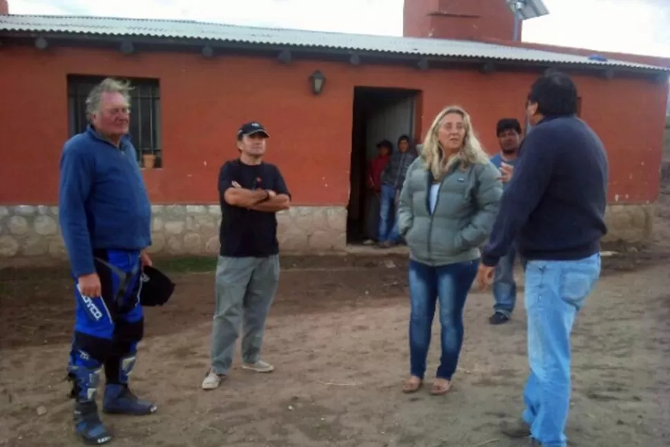 A SALVO. Gunn (izquierda) se reencontró con sus hijos, en El Infiernillo, y luego con su esposa, en Tafí del Valle. FOTO TOMADA DE TWITTER / @JFASTORGA