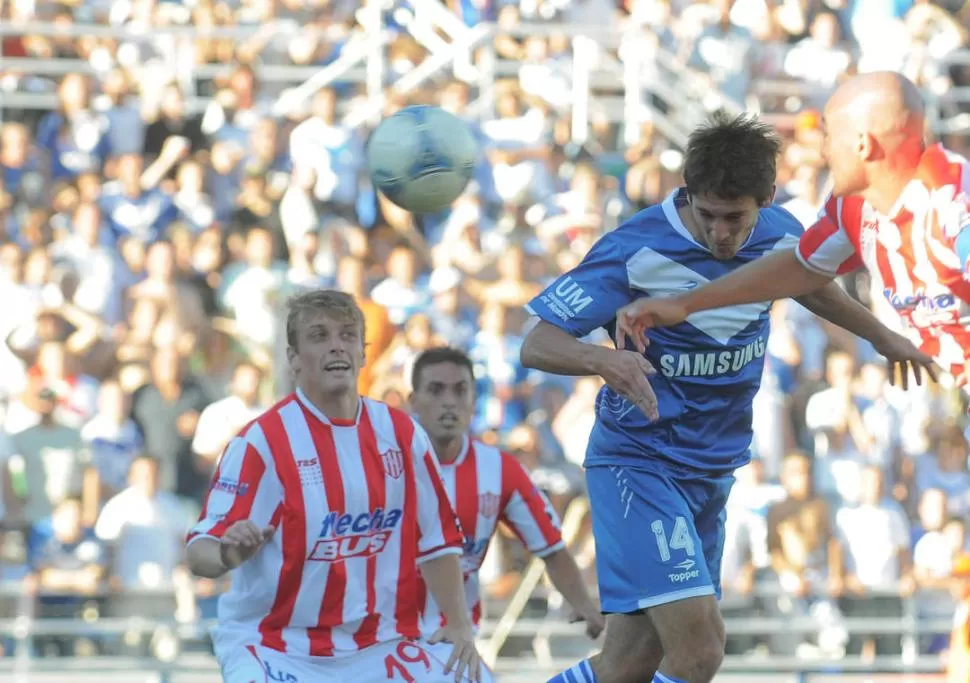 ADENTRO. Ferreyra ya se elevó y clavó un testazo infernal que no encontrará otro destino que el arco tatengue ante la inútil mirada de los rivales que no se pudieron anticipar al goleador del equipo campeón. 