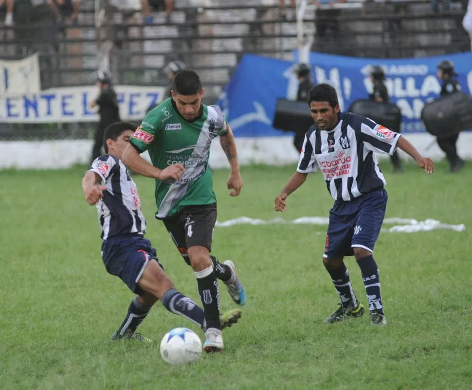 SALIDA COMPLICADA. Omar Alfonso, que jugó de lateral,  trata de dejar en el camino a Horacio Fernández. 