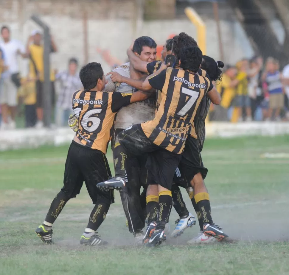 FELICES. El arquero Sergio Lobo acaba de convertir el gol desde el punto penal que le daría a Lastenia el pase a la final. 