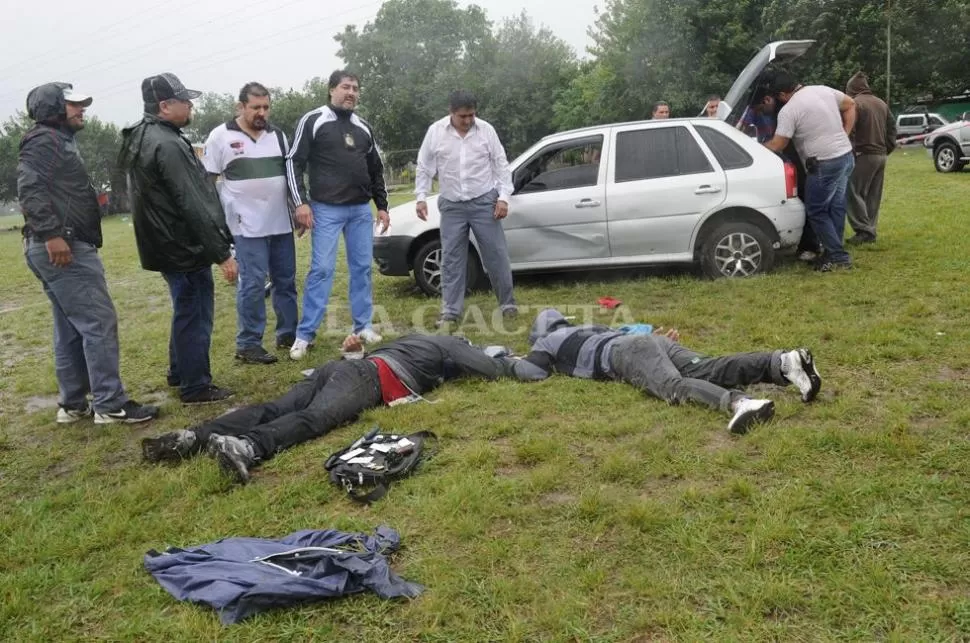 RESULTADO DEL OPERATIVO. El auto en el que viajaban los delincuentes heridos terminó en un predio descampado. LA GACETA / FOTO DE FRANCO VERA