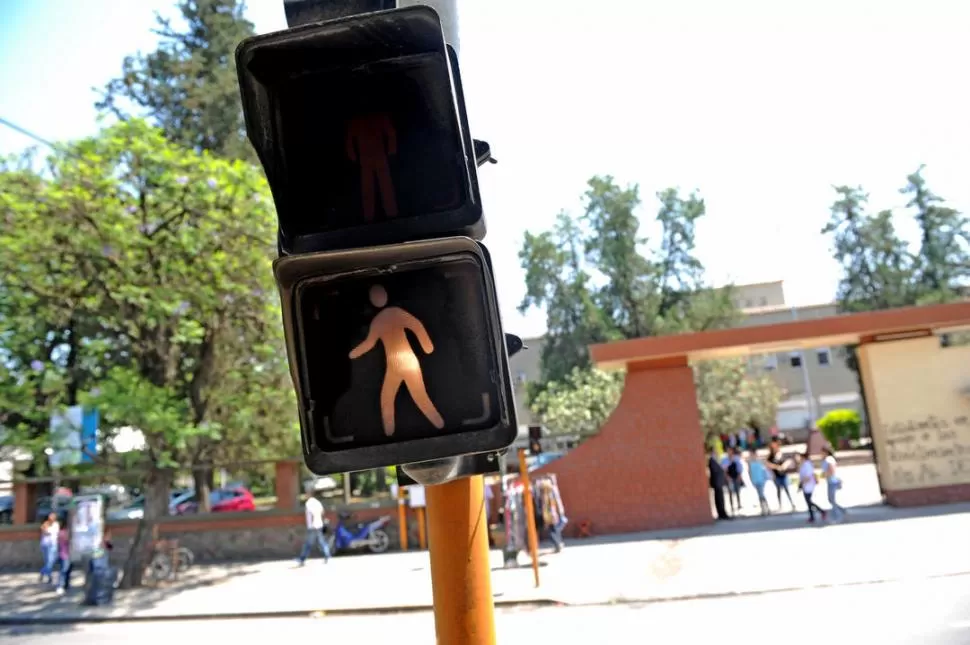 EL SEMÁFORO NO ES SUFICIENTE. Los alumnos dicen que las motos no respetan el paso de los peatones. LA GACETA / FOTOS DE FRANCO VERA 