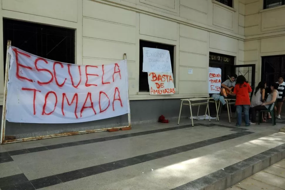 A LA ESPERA. Los alumnos siguen apostados en el interior de la escuela. Allí duermen, comen y aguardan. LA GACETA / FOTO DE INES QUINTEROS ORIO 