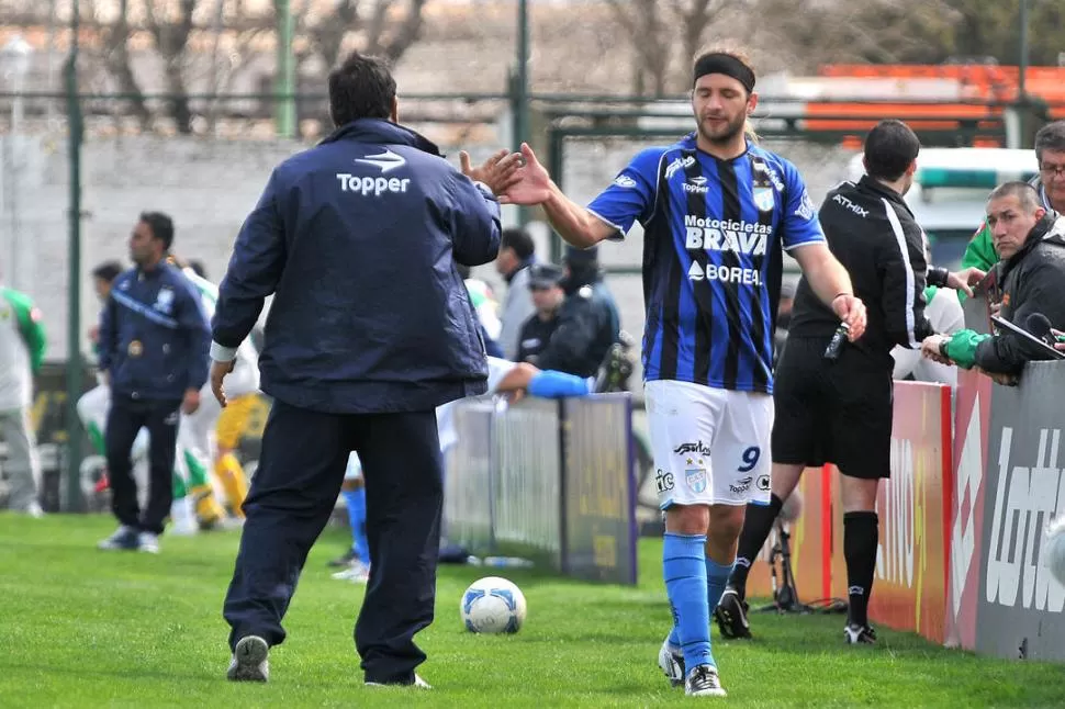 HASTA DONDE PUEDE. Rodríguez, que en la foto saluda a Cobelli tras reemplazarlo ante Aldosivi, mantiene a sus jugadores titulares hasta faltando 20' para el final. 