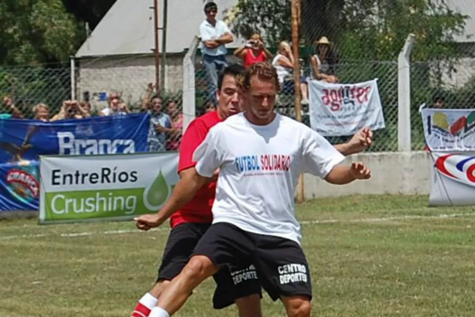 CAMBIO DE PELOTA. David Nalbandian dejará la chiquita de tenis por la redonda grande de fútbol y jugará en la despedida que le harán al Bichi Fuertes.