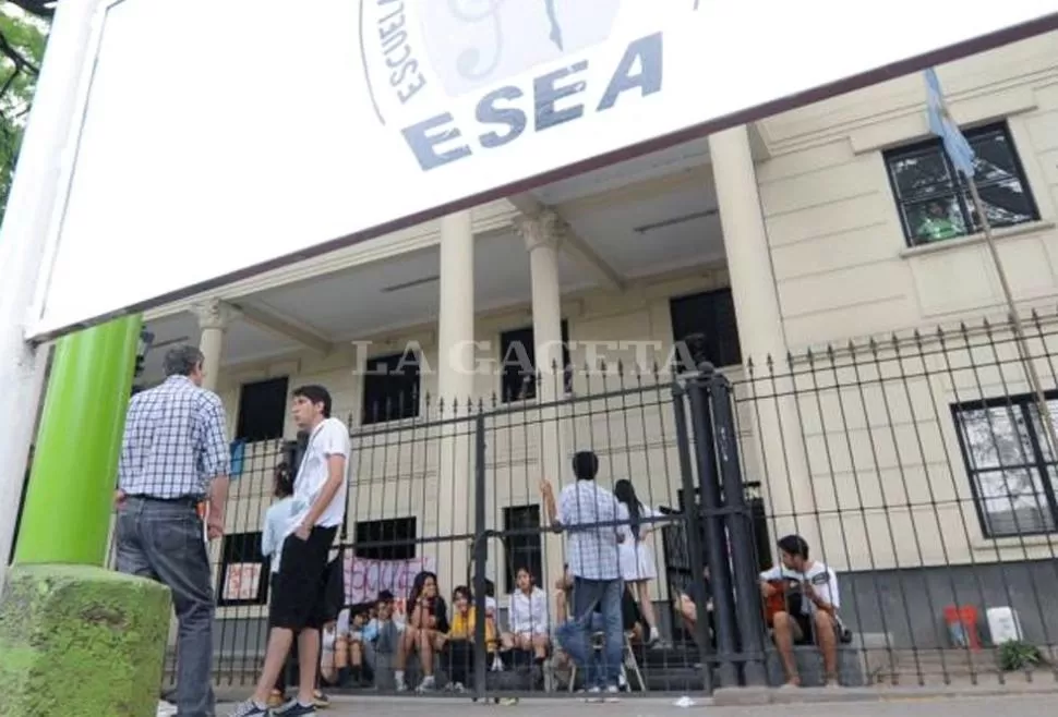 DIA CLAVE. Los alumnos de la ESEA piden que se atiendan sus reclamos. LA GACETA / FOTO DE INES QUINTEROS ORIO