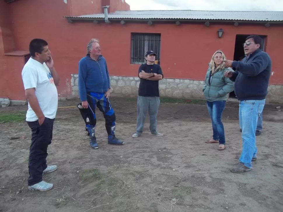 SERENO. Ricardo Gunn (izquierda) dialoga con el intendente Yapura Astorga.  GENTILEZA JAVIER ASTORGA