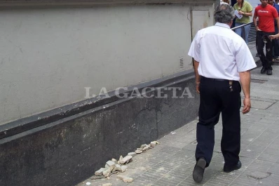 Se desprendió mampostería de un edificio y rozó a una mujer
