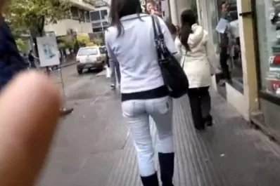 ¡Cuidado! Alguien te filma desde atrás mientras caminás