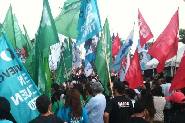 EL AGUANTE. En la puerta del Tribuna Oral Federal de Santiago del Estero, agrupaciones sociales esperan la sentencia. FOTO TOMADA DE @CAROFRANGU