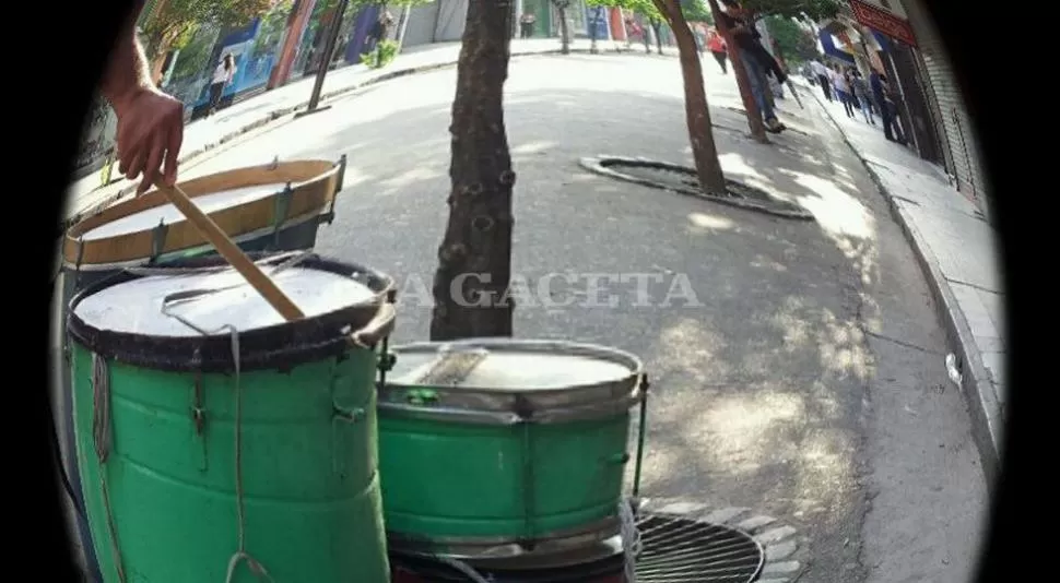 SE HIZO SENTIR. Hoy hubo una ruidosa protesta en las calles del microcentro. LA GACETA / FOTO DE DAVID CORREA