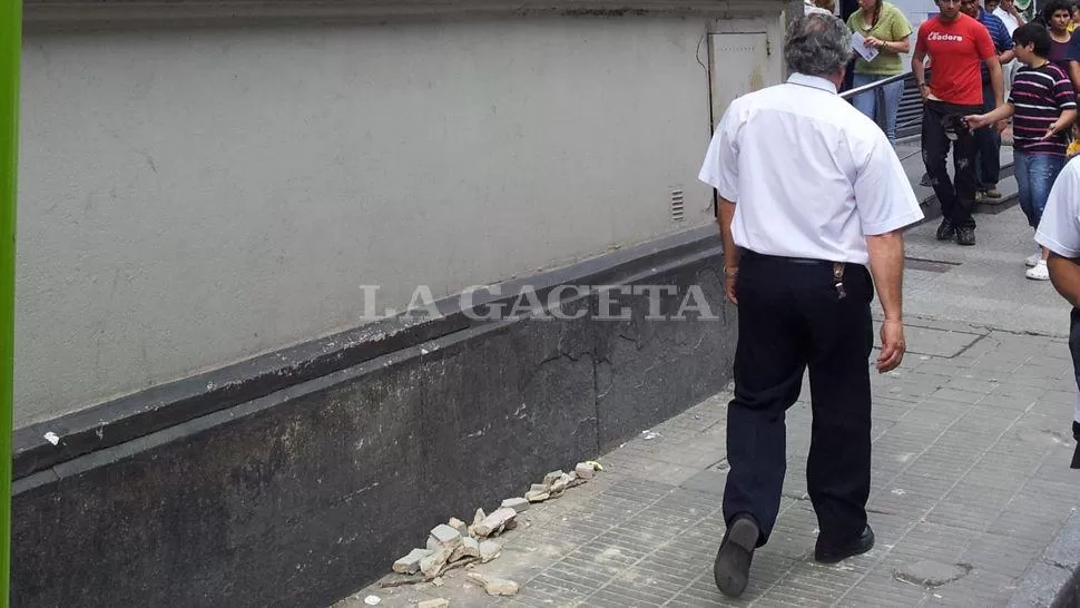 UN SUSTO. Una mujer estuvo muy cerca de ser víctima de un fuerte golpe. LA GACETA / FOTO DE DAVID CORREA