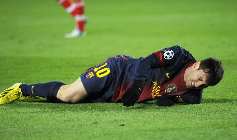 QUE DOLOR. Messi enmudeció Camp Nou. Esta vez con su gesto de dolor al golpearse tras intentar eludir al arquero rival. Alarma y preocupación fueron las primeras reacciones. Al parecer solo es un golpe. REUTERS