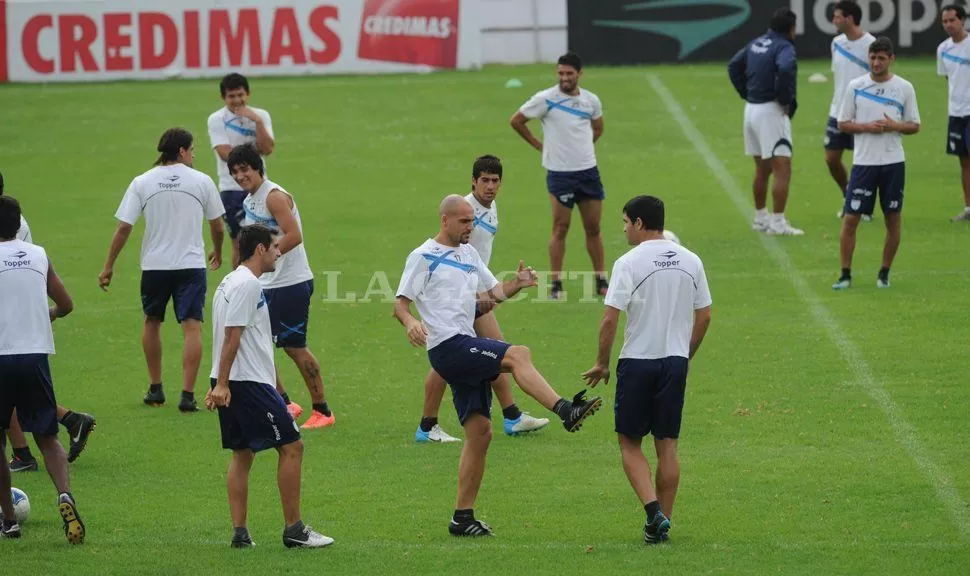 LISTO. El plantel se movió esta mañana en el Monumental, antes de conocer la lista de viajeros. LA GACETA / FRANCO VERA