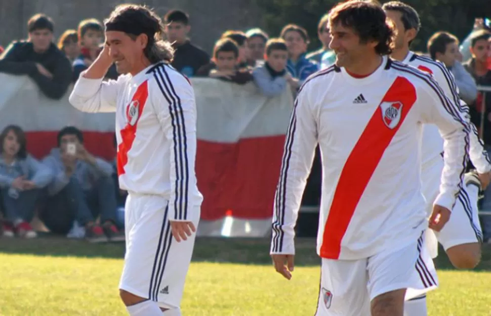 JUNTOS. Como en otros tiempos Ariel Ortega y Enzo Francescoli volverán a compartir una cancha. Esta vez será en el homenaje que le harán al Burrito en Jujuy. También asistirá Ramón Díaz. 