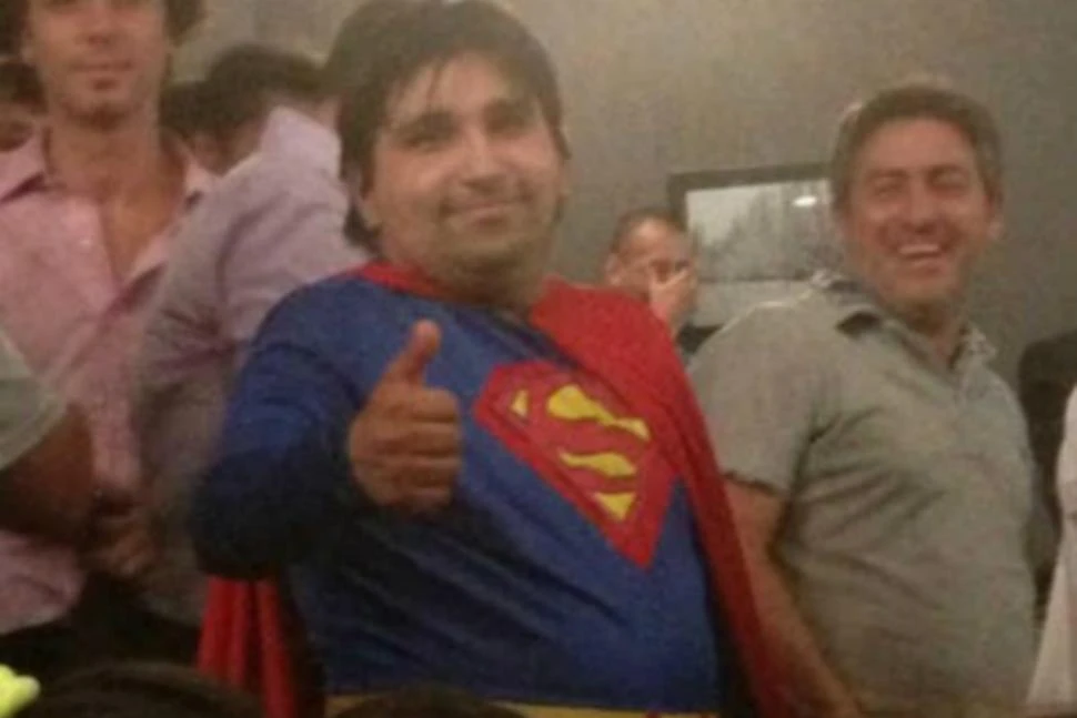 AL RESCATE. Vengo a salvar a River, gritó el socio que ingresó a la asamblea disfrazado de Superman. 