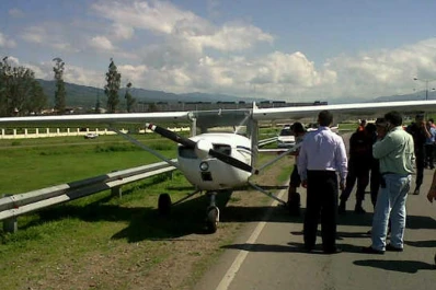 Una avioneta hizo un aterrizaje de emergencia sobre una avenida