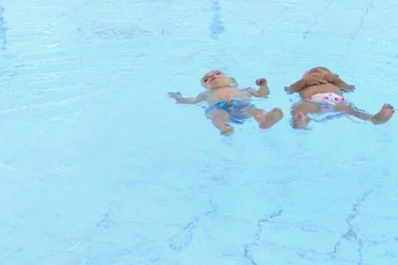 Los increíbles gemelos nadadores de nueve meses