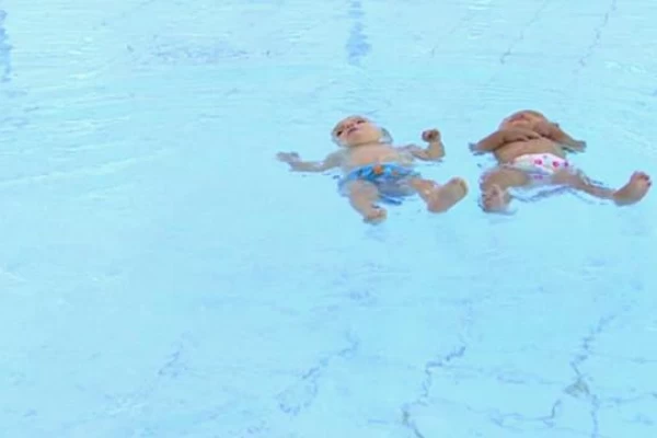 Los increíbles gemelos nadadores de nueve meses