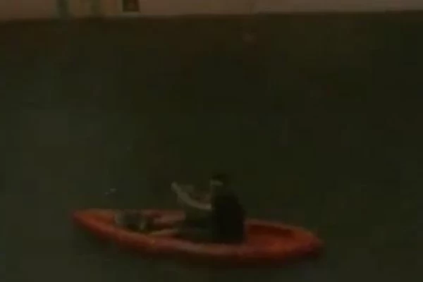 Los inundados de Belgrano salen a pasear en kayak