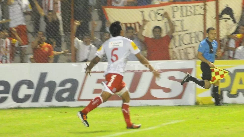 LEVANTADA. Molina comenzó a sentirse cómodo en el santo y eso quedó de manifiesto en la cancha. LA GACETA / OSVALDO RIPOLL