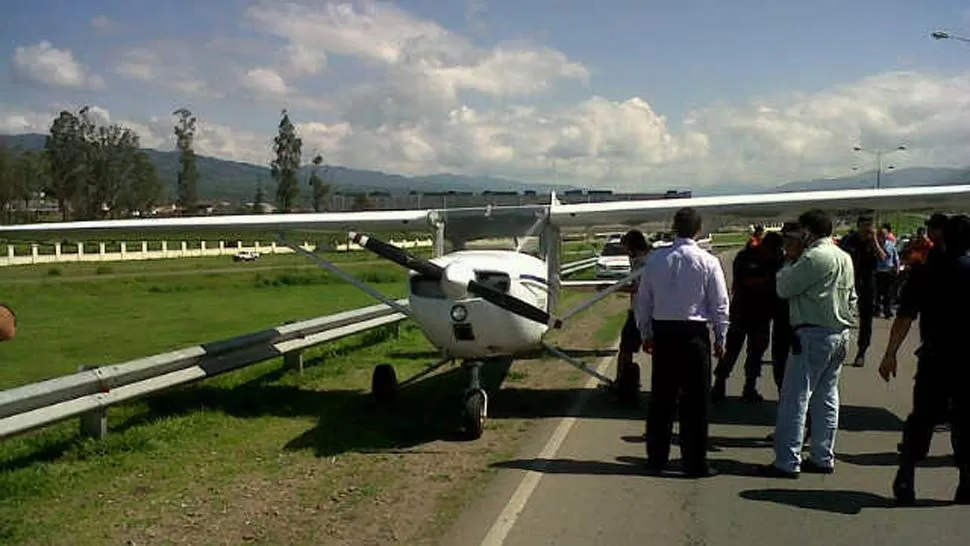 SOLO UN SUSTO. La avioneta sufrió un desperfecto en el motor. 
FOTO TOMADA DE TWITTER / @FM889