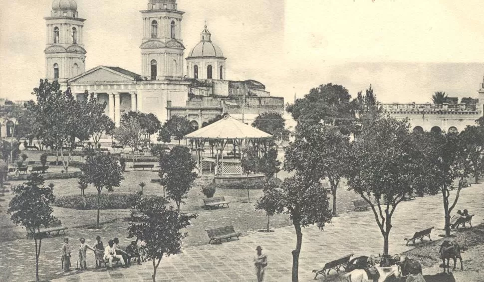 A FINES DEL SIGLO XIX. En esta tarjeta postal, se ve uno de los dos quioscos de la plaza Independencia donde, al atardecer, la Banda de Música ofrecía sus conciertos. LA GACETA / ARCHIVO