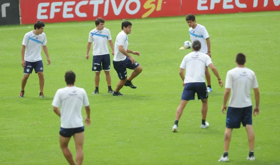 NINGÚN TAPADO. More (de espaldas) mira a Valdez, el chico que se ganó un lugar entre los 18 que mañana visitan a Brown. 