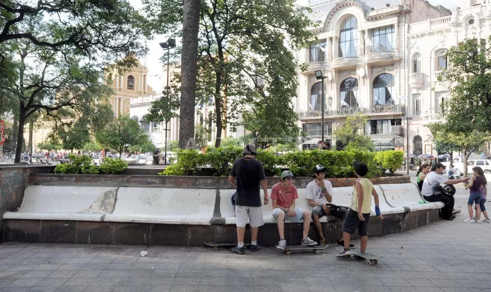 BANCOS NUEVOS. Cada uno de los asientos de cemento y hierro pesan entre 150 y 180 kilos. LA GACETA / FOTO DE ENRIQUE GALINDEZ