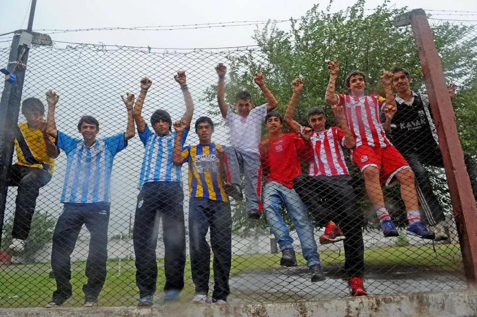 ALAMBRADO DE LA ALEGRÍA. Los chicos de la clase 95 a la 98 palpitan las cuatro finales del Anual liguista. Los protagonistas se reunieron para la producción fotográfica de LG Deportiva.  