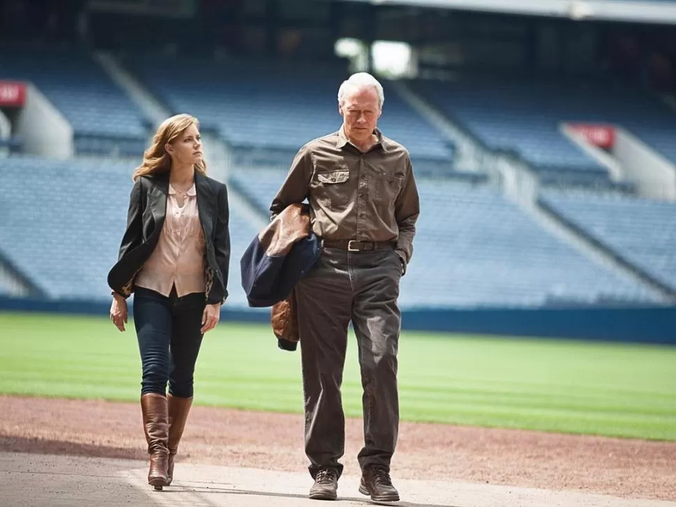 LAS VUELTAS... La única persona que puede ayudar a Gus (Eastwood) es, precisamente, quien él jamás consultaría: su hija Mickey (Amy Adams). 