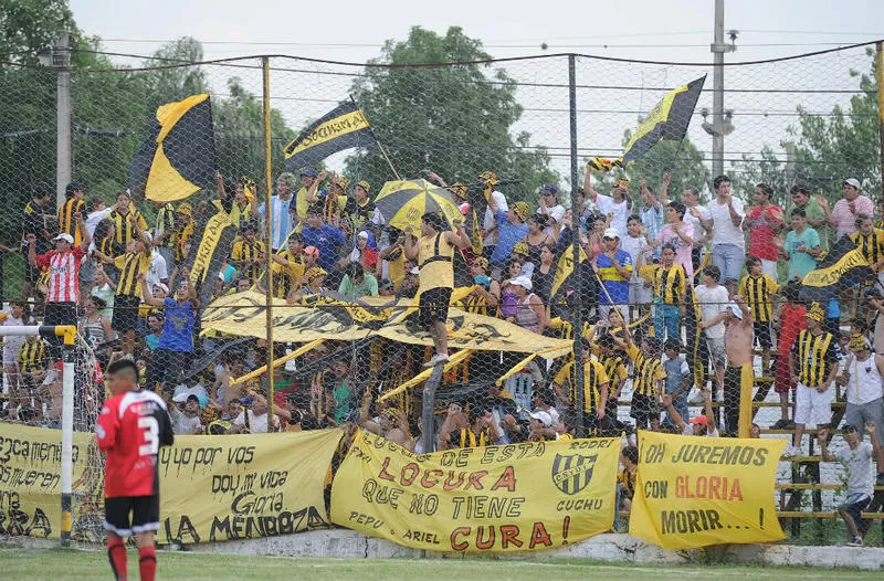 FIELES. La hinchada de Lastenia acompañó a su equipo durante todo el torneo. LA GACETA / ARCHIVO