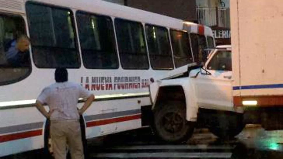 MAÑANA COMPLICADA. El choque entre el colectivo y el camión obliga a los automovilistas a desviar su camino. FOTO TOMADA DE FACEBOOK.COM/LOS PRIMEROS TUCUMAN