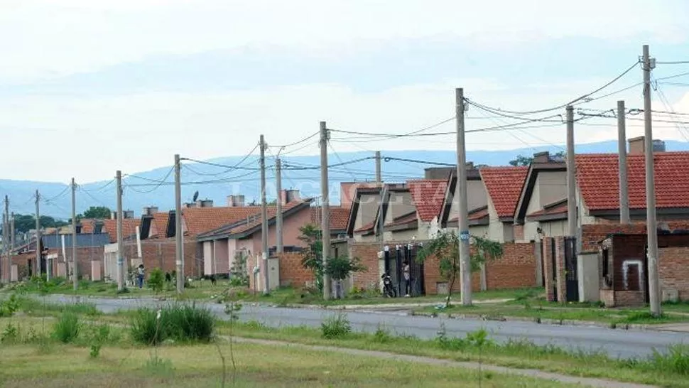 ALIVIADOS. Vecinos de Lomas de Tafí esperaron 12 horas para poder contar con el servicio de energía eléctrica. ARCHIVO LA GACETA