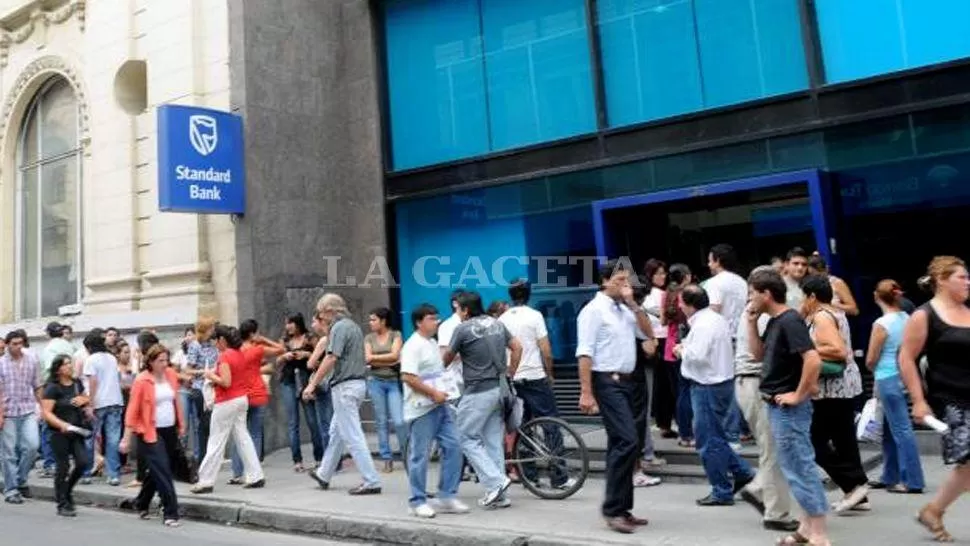 PACIENCIA. Los clientes acudieron a los bancos para hacer operaciones. ARCHIVO LA GACETA