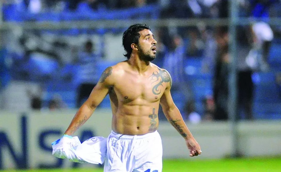 FESTEJO. Gabriel Méndez celebra eufórico el gol anotado en el último minuto, que le dio el triunfo a Atlético sobre Brown. LA GACETA