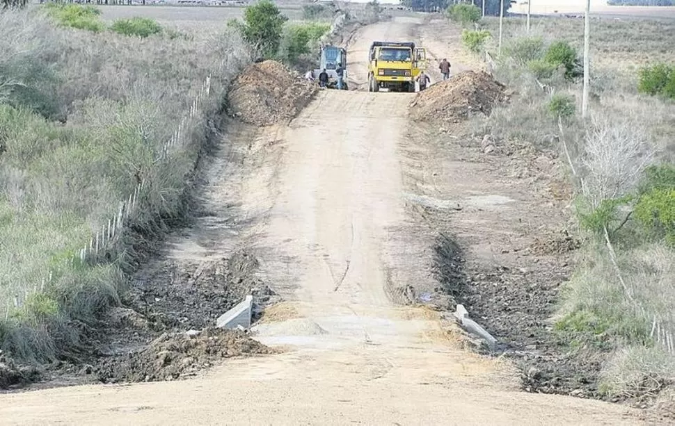 AYUDA VIAL. El mejoramiento de las redes de caminos rurales es uno de los proyectos encarados por el Gobierno de Tucumán, para ayudar a que los agricultores puedan llegar con sus producciones a los centros de consumo. CUENCARURAL.COM