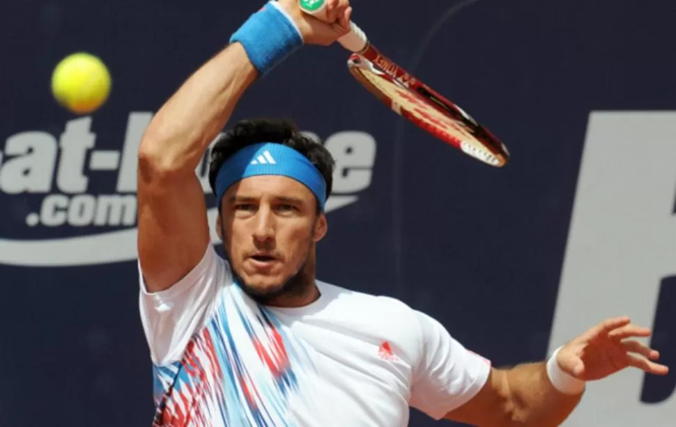 BUEN GOLPE. En duelo entre argentinos JuanPico Mónaco salió airoso ante Carlos Berlocq, a quien le ganó en dos sets.