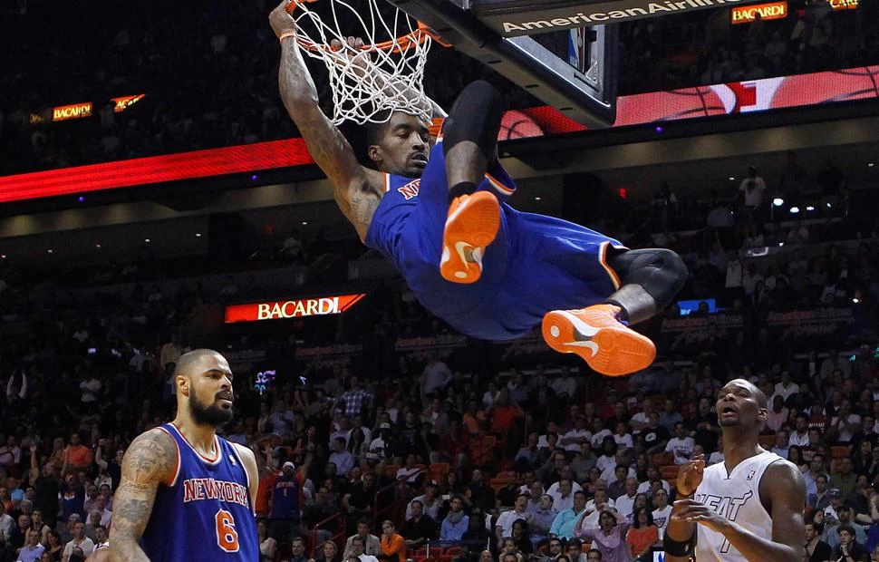 EN EL AIRE. JR Smith enterró una volcada ante las miradas de Tyson Chandler y Chris Bosh. REUTERS