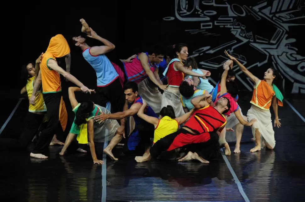 CUERPOS QUE HABLAN. Se entrelazan, se enredan, para enfrentar los conflictos morales, la vida y la muerte. LA GACETA / FOTO DE ANALÍA JARAMILLO