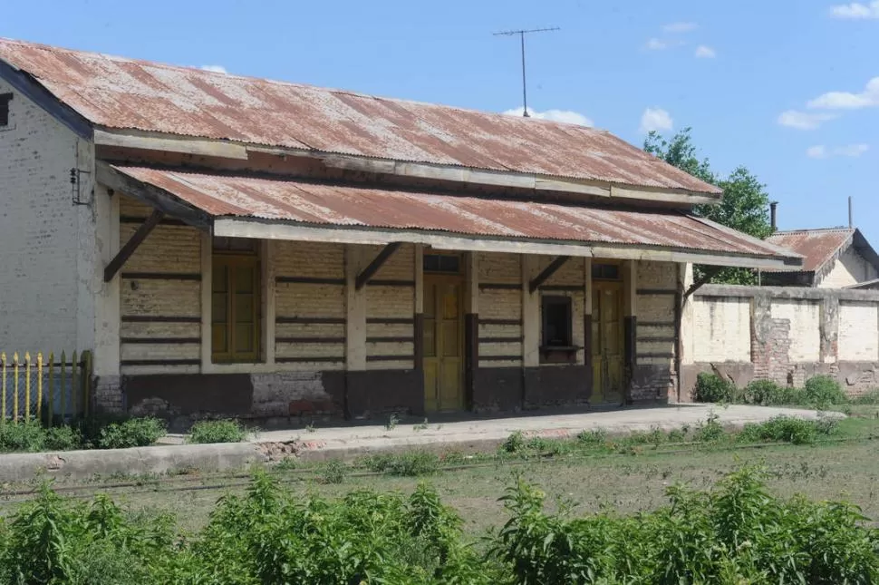 SILOS Y GALERÍA. El andén se mantiene. Las vías tienden a desaparecer. La estación sigue en pie, pero en el predio una cooperativa almacena granos. 