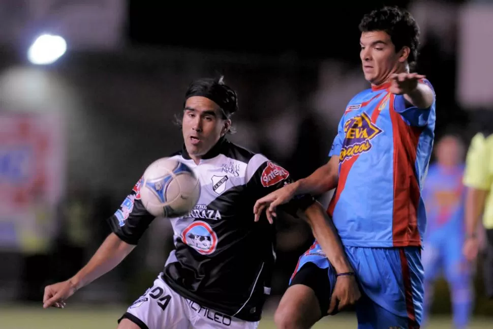 EN PLENO DUELO. El tucumano Emilio Zelaya intenta conseguir la pelota en el partido contra All Boys. DYN