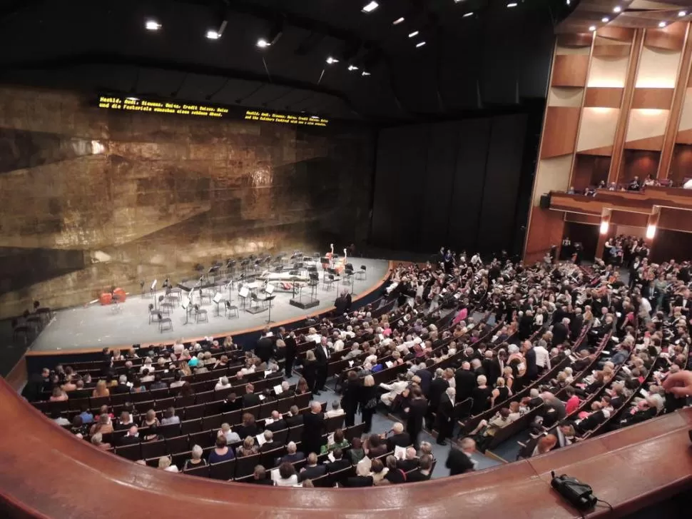 ANTES Y DESPUÉS. El escenario de Salzburgo espera a Tamerlano (arriba) y el saludo de los cantantes (abajo), en imágenes de una fan tucumana. GENTILEZA GABRIELA PEJKO DE CALLERI  