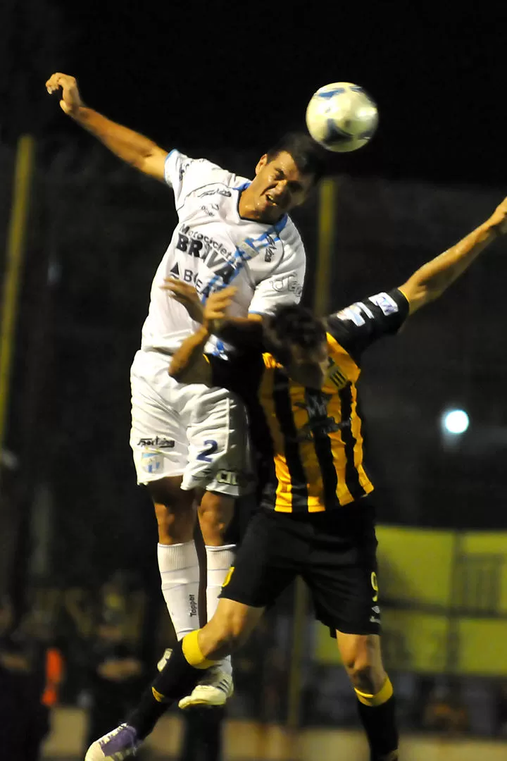 GANÓ POR ARRIBA. El paraguayo Líder Mármol supera en las alturas al gigante de la fragata y ex Racing, Pablo Caballero. 