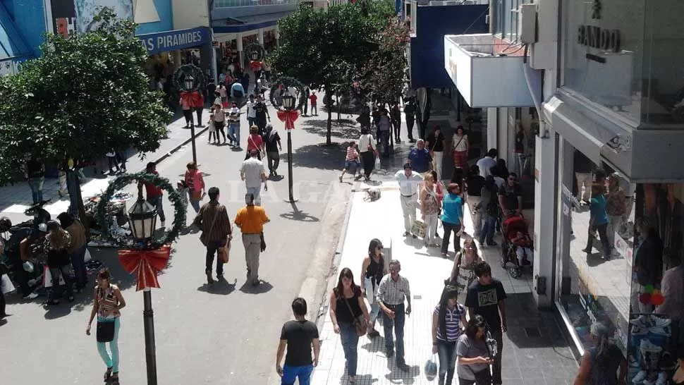 ¿FERIADO HOY? Los negocios levantaron sus persianas y los clientes acudieron prestos. LA GACETA/FOTO DE SOLEDAD NUCCI