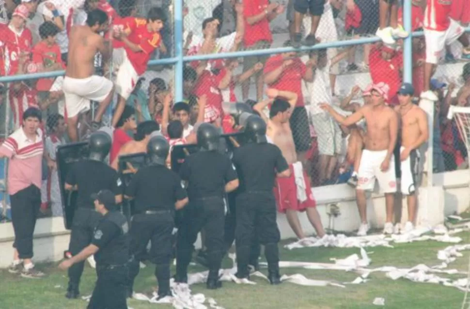 INVASION. La policía trata de despejar la cancha y de que los hinchas retornen a la tribuna. El objetivo no se logró y el partido fue suspendido cuando Lastenia le ganaba a Jorge Newbery por 4 a 0. FOTO DE JOSE INESTA TOMADA DE TWITTER