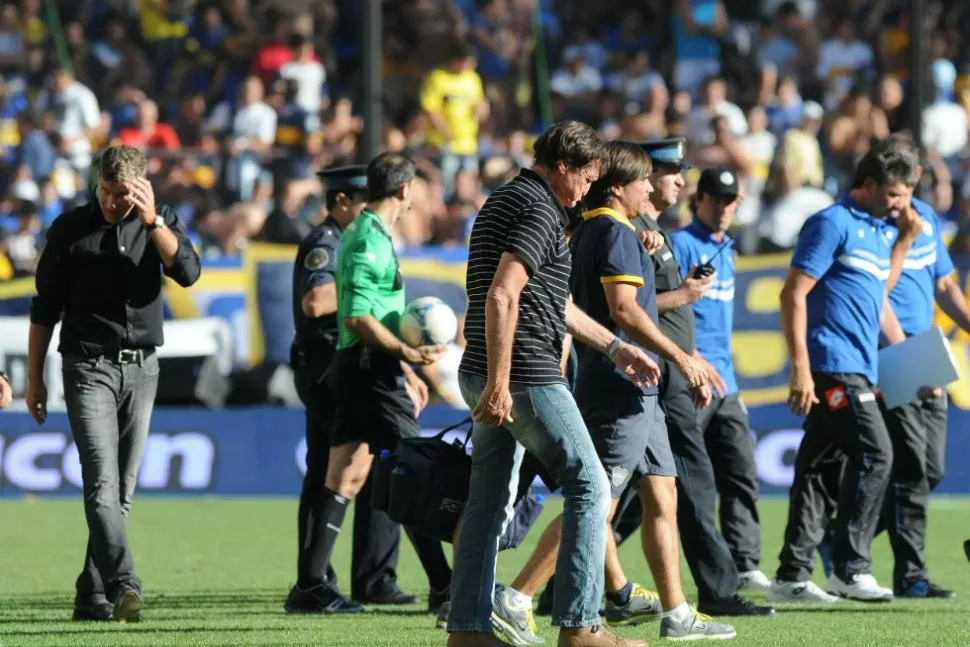 PARTIDA EN SILENCIO. Julio César Falcioni se fue de La Bombonera hostigado por los propios hinchas. DYN