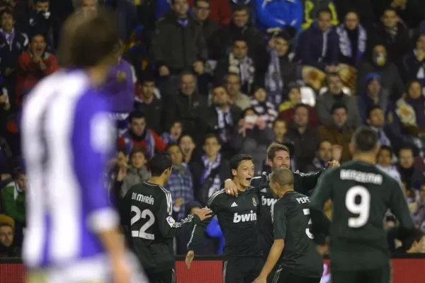 Sigue en pie por Özil