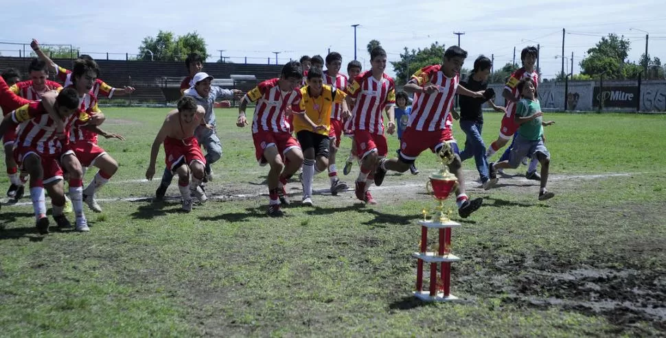 COMO LOCOS. Los integrantes del plantel de la clase '96 de San Martín hacen el clásico avioncito hacia la Copa, luego de haberle ganado a Central Norte; ellos son producto de un trabajo serio en La Ciudadela. 